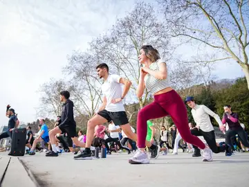 Un grupo de personas haciendo ejercicio Un grupo de personas haciendo ejercicio