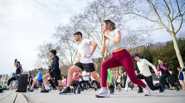 Un grupo de personas haciendo ejercicio Un grupo de personas haciendo ejercicio