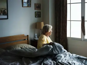 Una persona mayor en la cama Una persona mayor en la cama