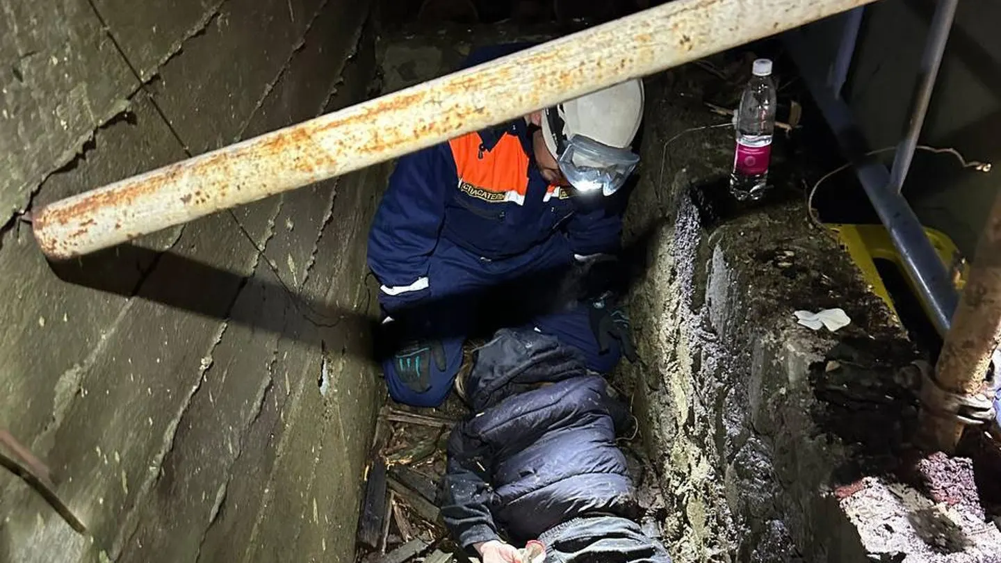 Imagen de los rescatistas accediendo al lugar en el que había caído un adolescente. Imagen de los rescatistas accediendo al lugar en el que había caído un adolescente.