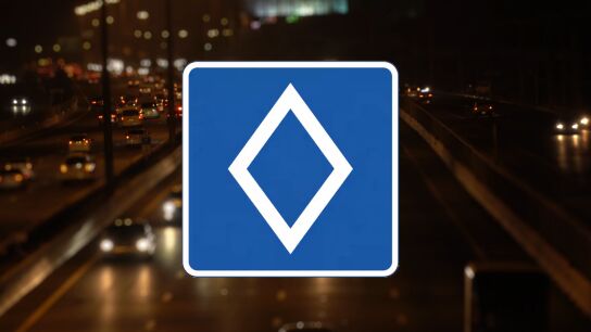 &iquest;Sabes qu&eacute; indica el rombo blanco en la carretera? Evita sanciones conociendo su significado