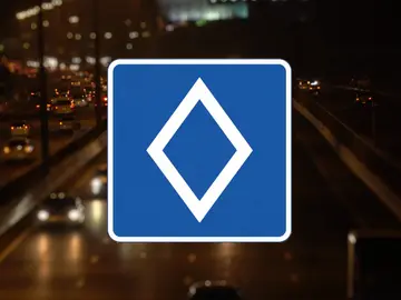 ¿Sabes qué indica el rombo blanco en la carretera? Evita sanciones conociendo su significado ¿Sabes qué indica el rombo blanco en la carretera? Evita sanciones conociendo su significado