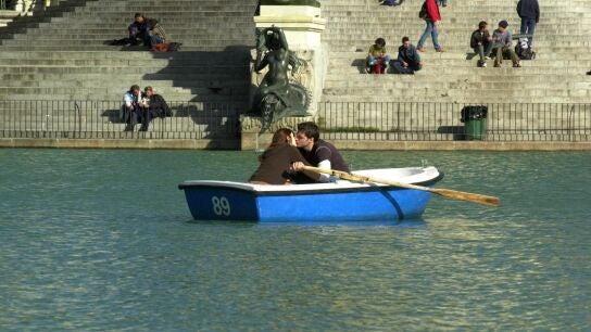 Imagen de dos j&oacute;venes en una barca