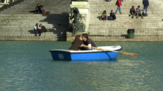 Imagen de dos jóvenes en una barca Imagen de dos jóvenes en una barca