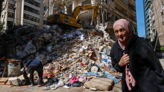 Una mujer, ante un edificio destruido en L&iacute;bano