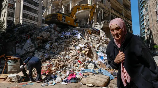 Una mujer, ante un edificio destruido en Líbano Una mujer, ante un edificio destruido en Líbano