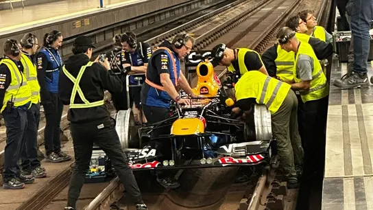 ¡El Red Bull de Verstappen aparece en el metro de Madrid! ¡El Red Bull de Verstappen aparece en el metro de Madrid!