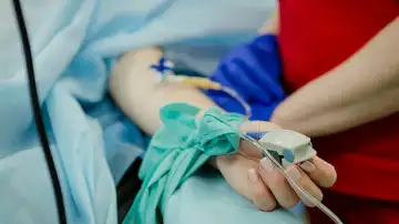Paciente recibiendo una transfusión de sangre Paciente recibiendo una transfusión de sangre