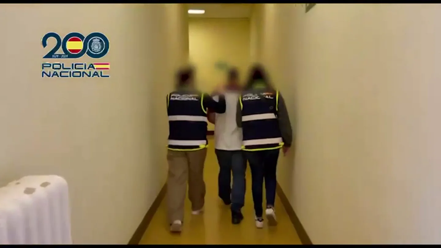 Detienen a un hombre acusado de estafar a jóvenes futbolistas sudamericanos con la promesa de jugar en la élite de España Detienen a un hombre acusado de estafar a jóvenes futbolistas sudamericanos con la promesa de jugar en la élite de España