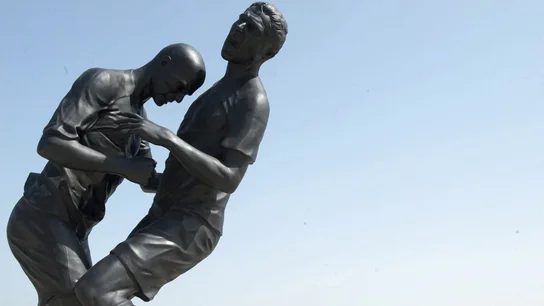 Estatua de cinco metros que representa el cabezazo de Zinedine Zidane a Marco Materazzi en Doha (Catar) Estatua de cinco metros que representa el cabezazo de Zinedine Zidane a Marco Materazzi en Doha (Catar)