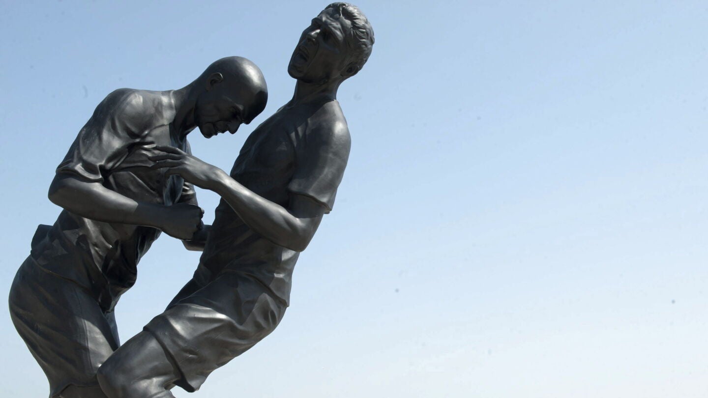 Estatua de cinco metros que representa el cabezazo de Zinedine Zidane a Marco Materazzi en Doha (Catar)