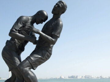 Estatua de cinco metros que representa el cabezazo de Zinedine Zidane a Marco Materazzi en Doha (Catar)
