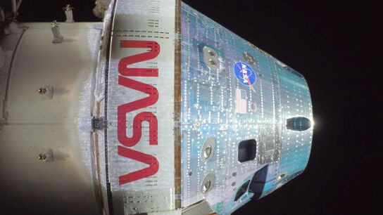 Vista de la c&aacute;psula Ori&oacute;n durante una inspecci&oacute;n como parte de la misi&oacute;n Artemis II hacia la Luna