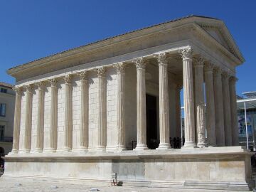 Maison Carr&eacute;e