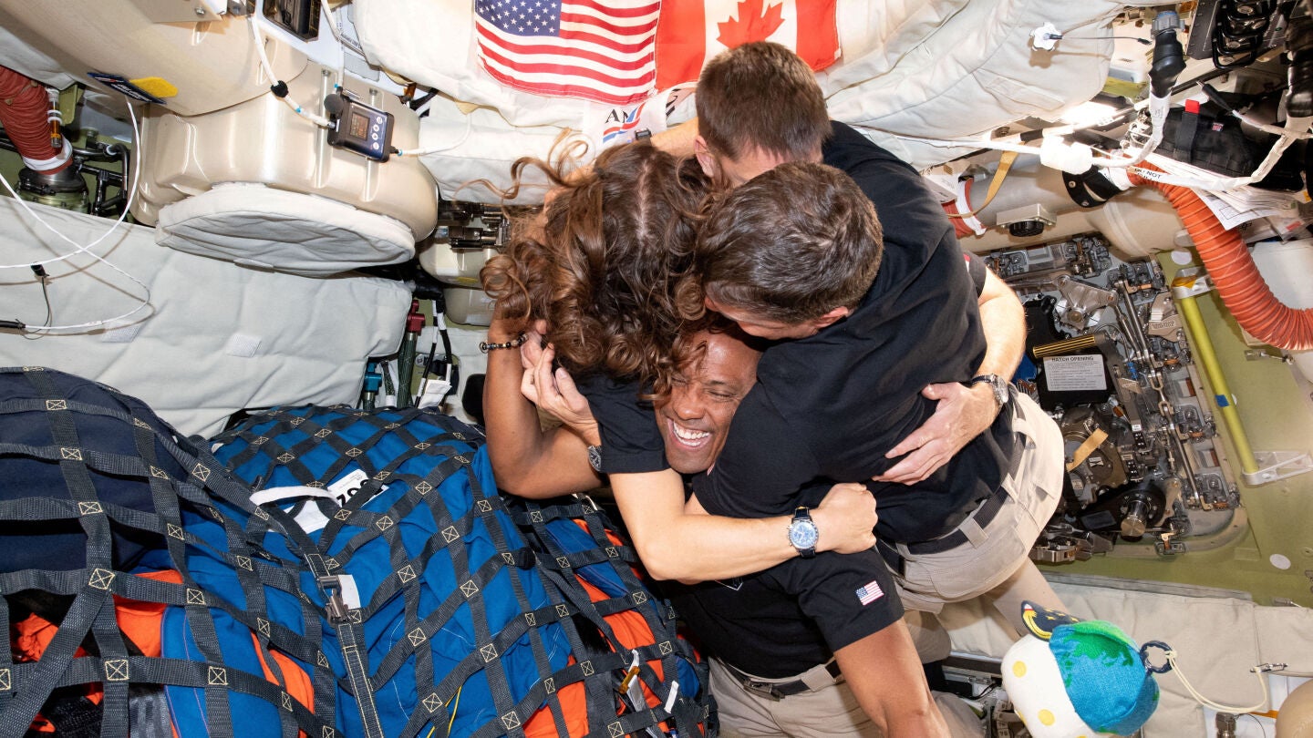 Los astronautas de la misi&oacute;n Artemis II abraz&aacute;ndose