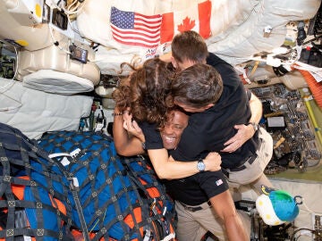 Los astronautas de la misi&oacute;n Artemis II abraz&aacute;ndose