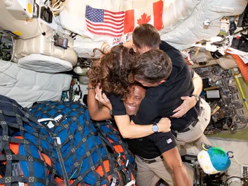 Los astronautas de la misión Artemis II abrazándose Los astronautas de la misión Artemis II abrazándose