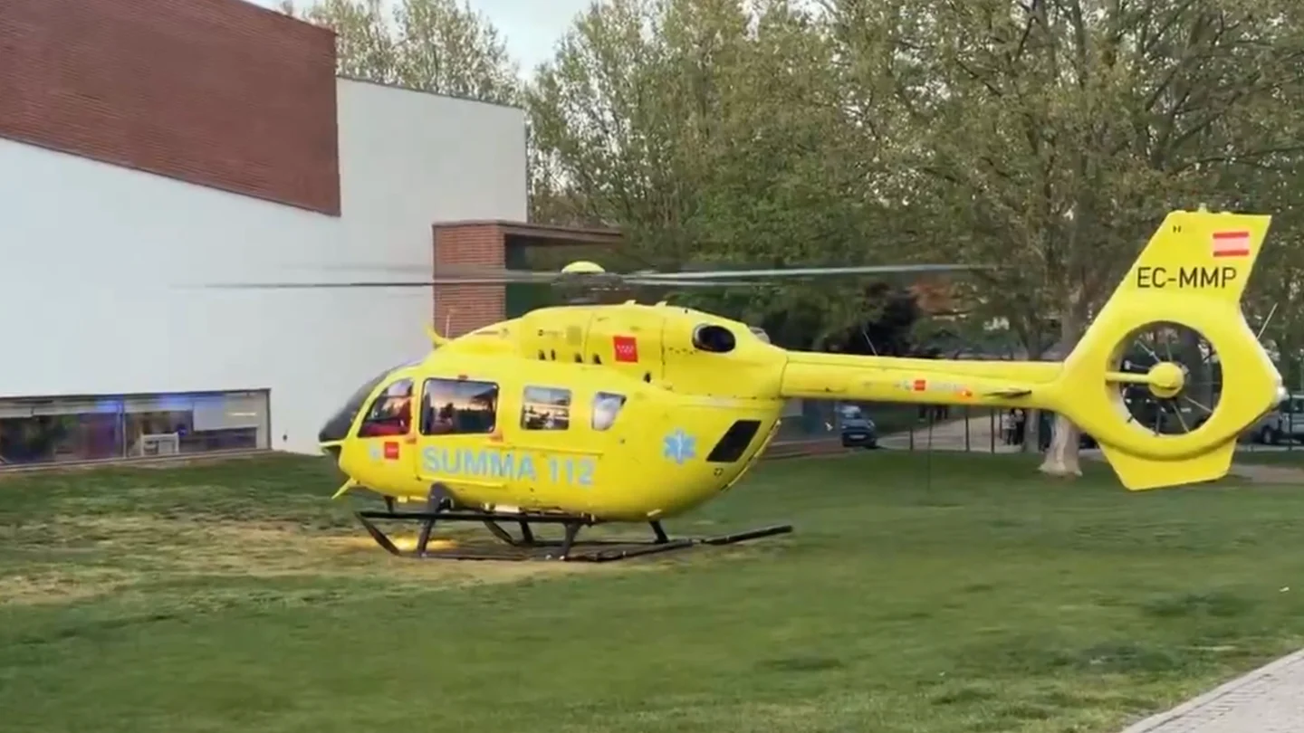 Helicóptero en el que el menor apuñalado en Villanueva de la Cañada fue trasladado al hospital 12 de Octubre de Madrid Helicóptero en el que el menor apuñalado en Villanueva de la Cañada fue trasladado al hospital 12 de Octubre de Madrid