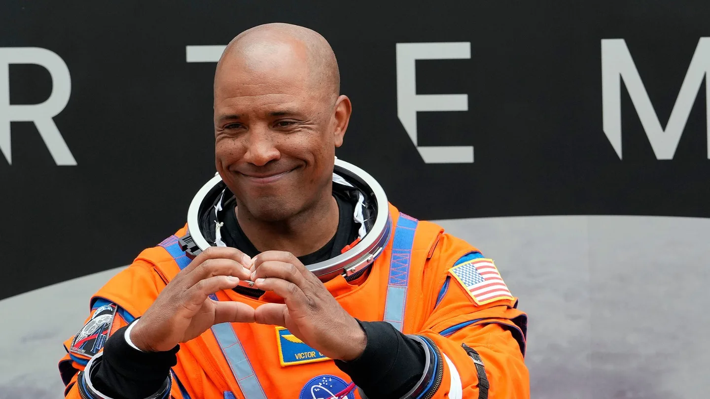 El astronauta de la NASA Victor Glover momentos antes del lanzamiento de Artemis II. El astronauta de la NASA Victor Glover momentos antes del lanzamiento de Artemis II.