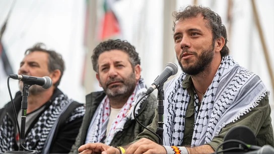 El director de Open Arms, Òscar Camps, y los directivos de GSF, Saif Abukeshek, y Thiago Ávila, durante una rueda de prensa El director de Open Arms, Òscar Camps, y los directivos de GSF, Saif Abukeshek, y Thiago Ávila, durante una rueda de prensa