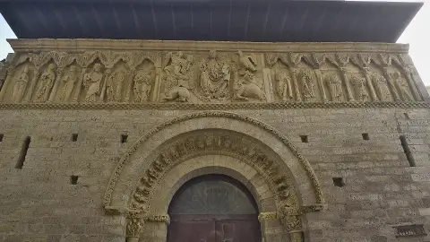 Friso de la fachada de la iglesia de Santiago en Carrión de los Condes Friso de la fachada de la iglesia de Santiago en Carrión de los Condes