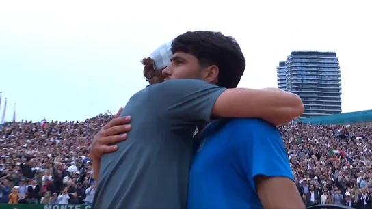 El abrazo de la deportividad entre Sinner y Alcaraz tras la final: "Siempre es un placer". Jannik Sinner y Carlos Alcaraz