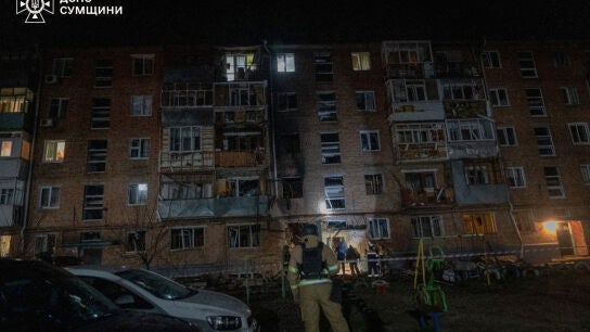 Personal de emergencia trabaja en el lugar de un edificio de apartamentos alcanzado por un ataque con drones rusos contra Ucrania.