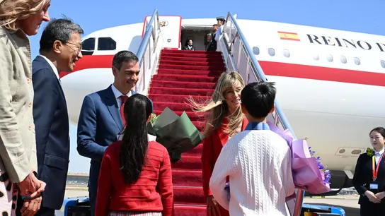 Pedro Sánchez y Begoña Gómez a su llegada a China Pedro Sánchez y Begoña Gómez a su llegada a China
