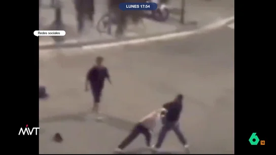 Iñaki López, sobre la pelea a botellazos a las 4 de la mañana en Hospitalet: "La hora de la bronca avanza mucho cómo debían estar" La pelea comenzó en el interior de un bar, pero se trasladó después al exterior del local. Los vecinos de la zona han contado que no es la primera vez que se producen peleas de este tipo.