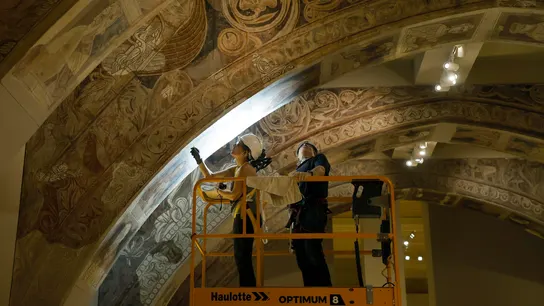 Dos técnicos analizan las pinturas del monasterio de Sijena en el Museo Nacional de Arte de Cataluña (MNAC), en una imagen de archivo. Dos técnicos analizan las pinturas del monasterio de Sijena en el Museo Nacional de Arte de Cataluña (MNAC), en una imagen de archivo.