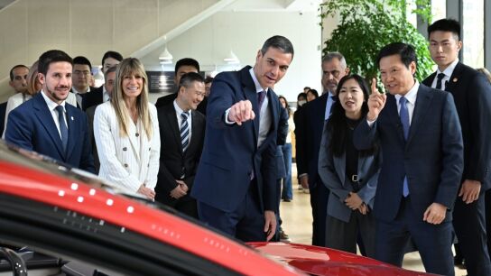 Pedro S&aacute;nchez y Bego&ntilde;a G&oacute;mez visitan Xiaomi en China