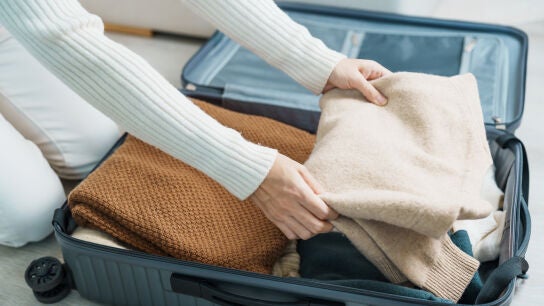 chica haciendo la maleta para un viaje