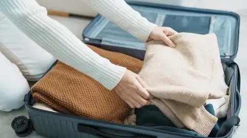 chica haciendo la maleta para un viaje chica haciendo la maleta para un viaje