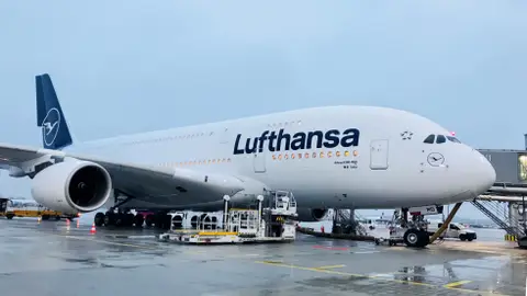 El primer A380 de Lufthansa con el nuevo diseño aterriza en Alemania El primer A380 de Lufthansa con el nuevo diseño aterriza en Alemania