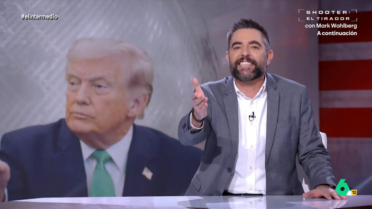 Dani Mateo pide un aplauso para la embajada de Irán en España: "Trump está liando un marichocho de tres pares" Varias embajadas iraníes han decidido publicar memes y vídeos de humor para burlarse de Donald Trump. Un ejemplo es la embajada de Irán en nuestro país, que ha criticado la decisión de Trump de bloquear el estrecho de Ormuz con un vídeo viral.