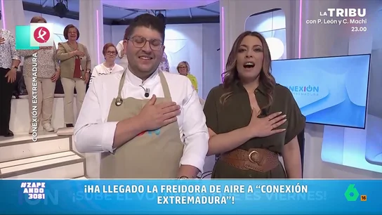 Así han recibido en 'Conexión Extremadura' su nueva freidora de aire: con la mano en el pecho y una canción En la sección de cocina del popular programa extremeño han comenzado a utilizar este popular electrodoméstico, pero su llegada al plato no ha dejado indiferente a nadie.