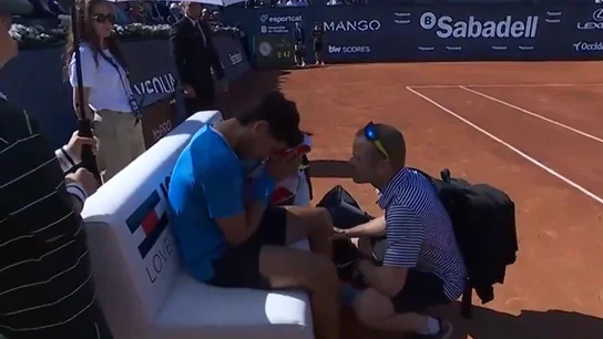 Tremendo susto de Carlos Alcaraz en el Conde de Godó Tremendo susto de Carlos Alcaraz en el Conde de Godó