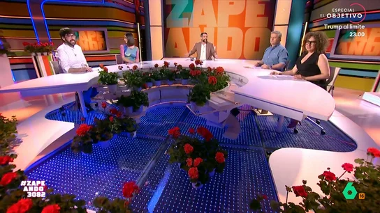 Dani Mateo explica por qué el plató está lleno de geranios: "No intentes comprenderlo" El plató del programa está especialmente primaveral gracias a las numerosas macetas de geranios que lo decoran. Descubre en el vídeo principal por qué lo han decorado así.