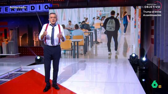 El presentador expone que, por ejemplo, la Universidad de Sevilla ha anunciado que van a tener que despedir profesores o reducir el n&uacute;mero de clases debido a la falta de financiaci&oacute;n. 