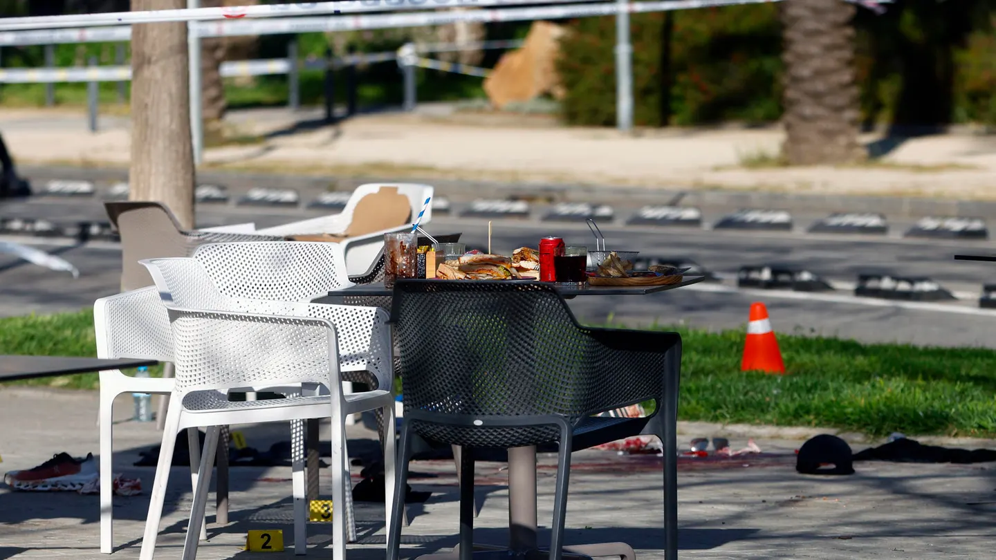 Lugar en el que se encontraba el hombre, herido grave, tras ser tiroteado en Poblenou (Barcelona). Lugar en el que se encontraba el hombre, herido grave, tras ser tiroteado en Poblenou (Barcelona).