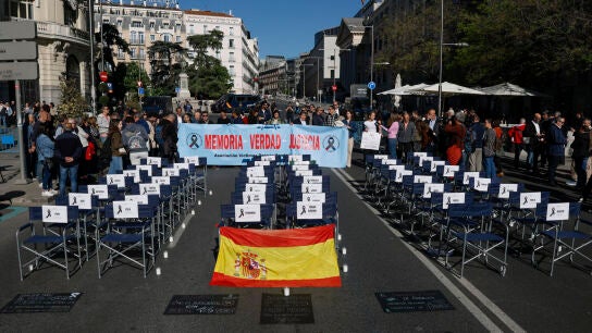 Las v&iacute;ctimas de Adamuz piden la dimisi&oacute;n de &Oacute;scar Puente con 47 sillas vac&iacute;as ante el Congreso