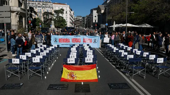 Las víctimas de Adamuz piden la dimisión de Óscar Puente con 47 sillas vacías ante el Congreso Las víctimas de Adamuz piden la dimisión de Óscar Puente con 47 sillas vacías ante el Congreso