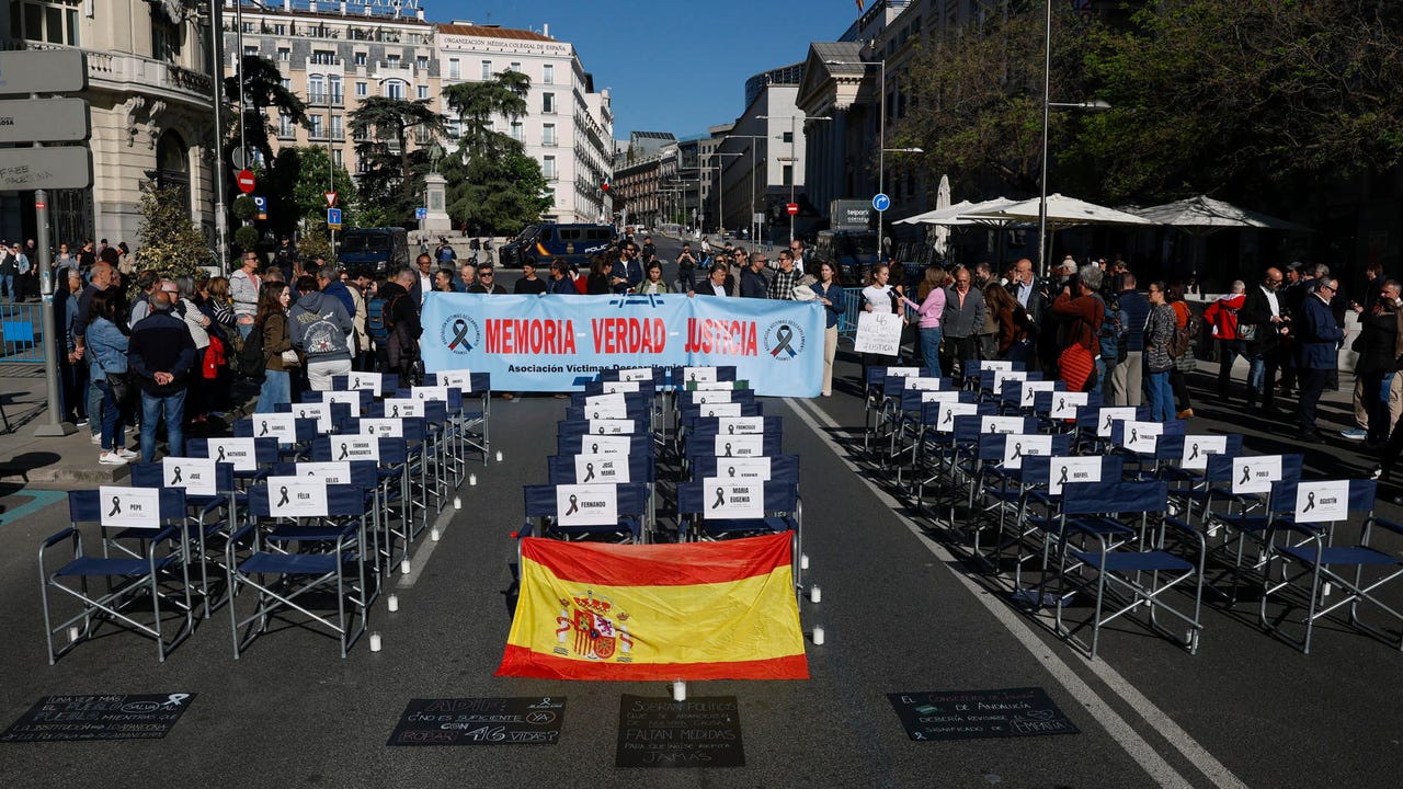 Las víctimas de Adamuz piden la dimisión de Óscar Puente con 47 sillas vacías ante el Congreso