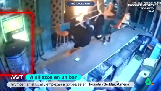 A sillazos en un bar de Roquetas de Mar: así fue la brutal pelea entre dos presuntos clanes de la droga Las imágenes de la cámara de un bar de Roquetas de Mar captaban la brutal pelea, presuntamente por un tema de drogas, que se ha producido dentro del establecimiento donde los participantes han usado desde extintores a taburetes.