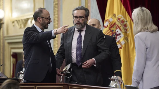 El vicepresidente primero del Congreso, Alfonso Rodríguez de Celis, y el diputado de Vox José María Sánchez, durante el pleno en el Congreso de este martes. El vicepresidente primero del Congreso, Alfonso Rodríguez de Celis, y el diputado de Vox José María Sánchez, durante el pleno en el Congreso de este martes.