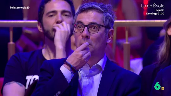 Isma Juárez 'caza' a Félix Bolaños 'confesando' que esperaba que le tocara un ministerio mejor: "Pensaba que iba a pitar Urtasun" El reportero ha propuesto un juego al público que ha acudido al Florida Park a celebrar el 20 aniversario del programa: él hace una pregunta y si la respuesta es sí deben hacer sonar un silbato.