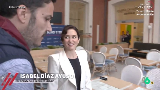 Isma Juárez pide consejo a Antonio Garamendi para que le suban el sueldo: "¿Es esa la estrategia que usa? Porque le van bien" En el foro 'Wake Up Spain, Wake Up Europe', Isma Juárez intenta tomarse un café con Ayuso. Sin embargo, a pesar de presentarse a su gabinete como "el majo de El Intermedio", la presidenta de la Comunidad de Madrid pasa de largo.
