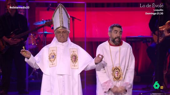 La fiesta por el 20 aniversario de El Intermedio arranca con una 'misa aznariana' con la que el 'papa Wyoming' y el 'monaguillo Mateo' intentan "salvar" a los asistentes, entre ellos Gabriel Rufi&aacute;n o Ada Colau.