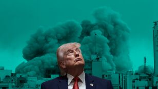 Donald Trump, ante una imagen de bombardeos sobre Ir&aacute;n