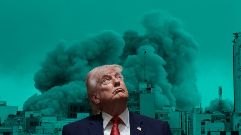 Donald Trump, ante una imagen de bombardeos sobre Ir&aacute;n